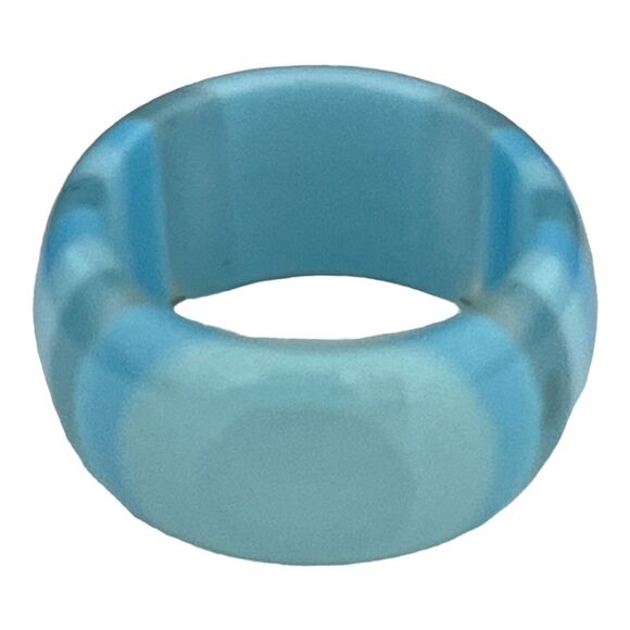 Vintage Lucite Ring Size 7.5 Blue & Translucent Striped Retro  13S - Picture 1 of 4